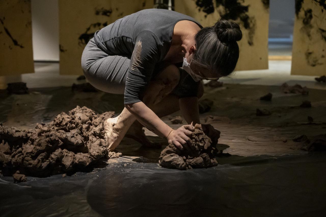 Tomo Ingalls. Pushing, 2022. Raw clay, water. Performance Documentation by Penny Brooke. 