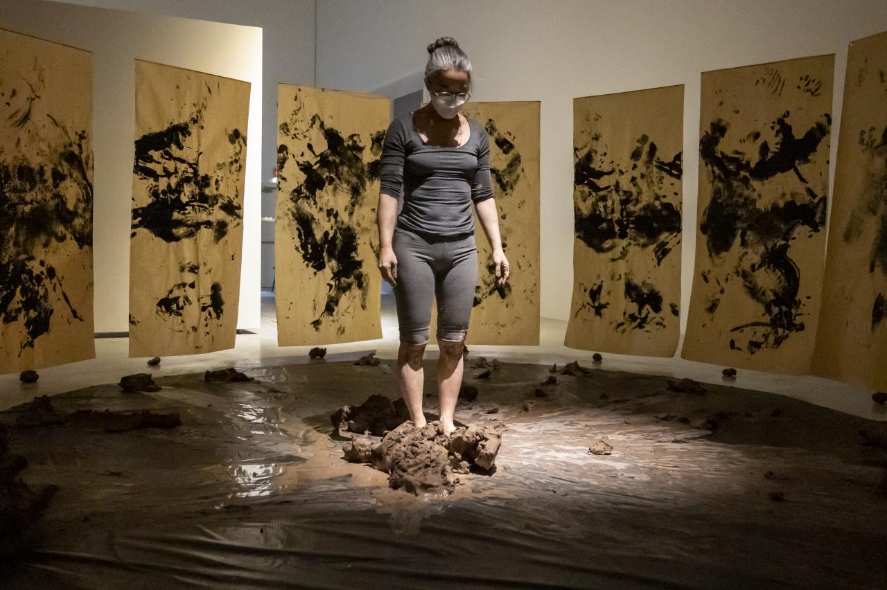 Tomo Ingalls. Pushing, 2022. Raw clay, water. Performance Documentation by Penny Brooke. 